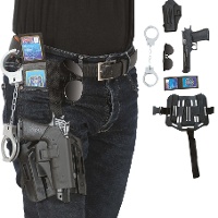 Politieholster met pistool, zonnebril, politiebadge en handboeien