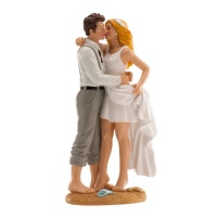 Beeldje voor bruidstaart van bruidspaar kussend op het strand - 17 cm