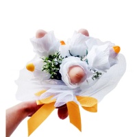 Bruidsboeket met witte bloemen en een gouden lint