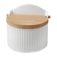 Witte zoutpot met gegraveerde strepen