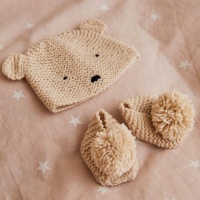 Brei-kit met geschenkdoos - Babymutsje en slofjes met beerontwerp - DMC
