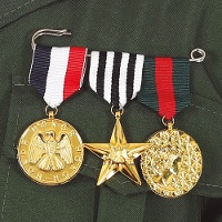 Veiligheidsspeld met 3 militaire medailles