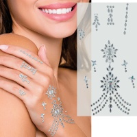 Zelfklevende juwelen voor de hand met zilveren glitters