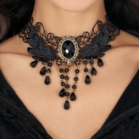 Geborduurde choker met zwarte steentjes