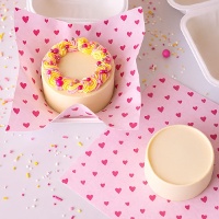 Vetvrij papier met roze hartjes 25 x 25 cm - 50 stuks
