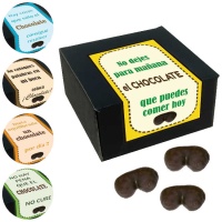 Chocoladebonbons in de vorm van borsten met een spreuk