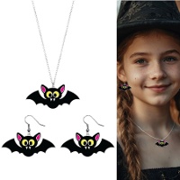 Set van oorbellen en een halsketting met vleermuisontwerp