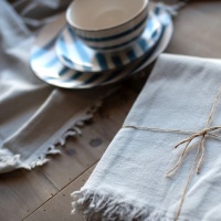 Tafelkleed van 2,50 x 1,40 m van grijze stof met franjes