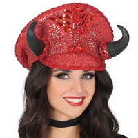 Rode politiepet met siersteentjes en hoorns