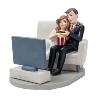 Bruidstaartfiguur van echtpaar die TV kijkt, 14 x 18 cm