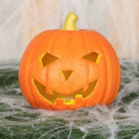 Oranje Halloweenpompoen met multicolor licht van 16 cm