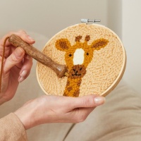 Punch needle kit met geschenkdoos - Giraffe - DMC