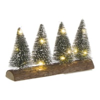 Groene kerstbomen met verlichting op boomstambasis