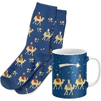 Blauwe kerstcadeauset met mok en sokken van de Drie Koningen